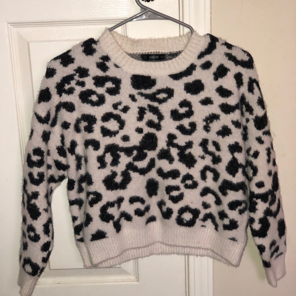 Crop top long sleeve shirt with animal print